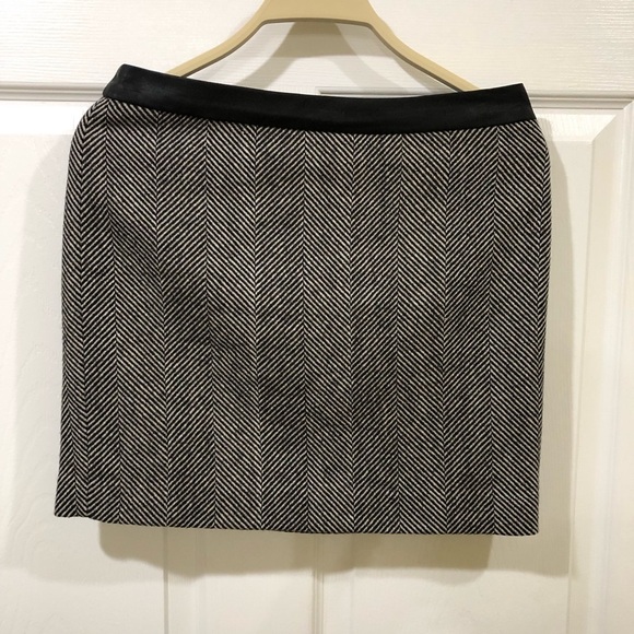 Banana Republic Women Skirt Size 2P Black Stripe Lined-Back Zip - Picture 1 of 8